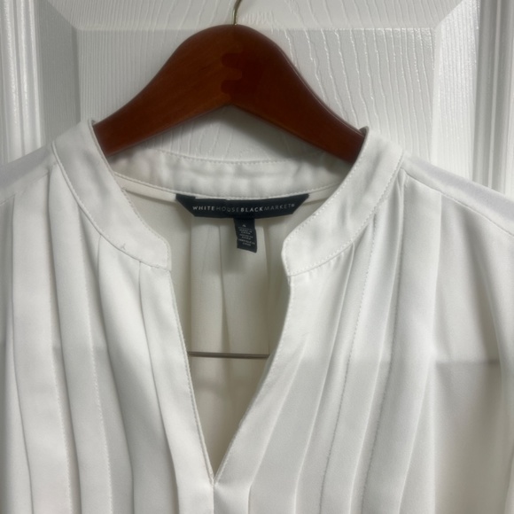 White House black market Size 4 long sleeved white blouse with button cuffs NEW - Picture 2 of 3